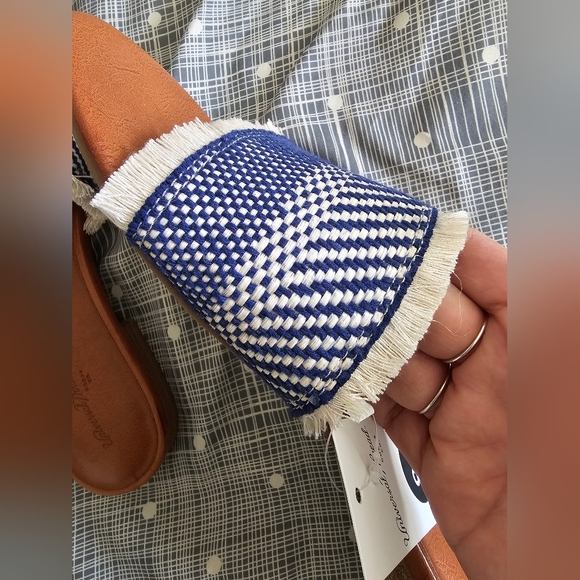 NWT sandals 8.5 - Picture 3 of 3